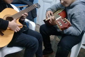 Taller de Instrumentos para Niños “Guitarras Argentinas” en Camarones